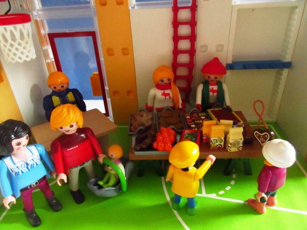 It's the Christmas season for the Playmobil people in our house...