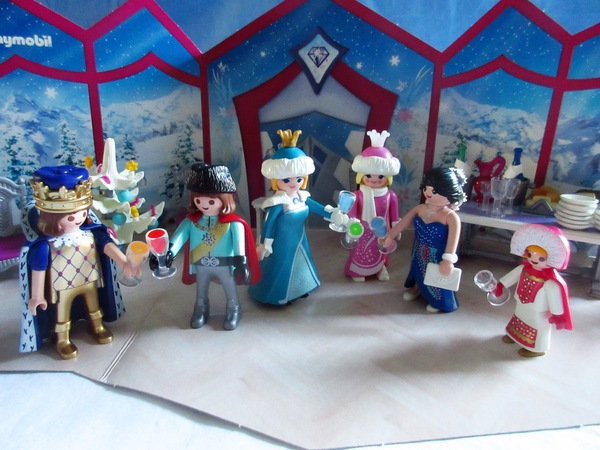 It's the Christmas season for the Playmobil people in our house...