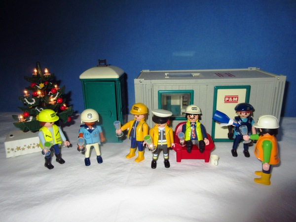 It's the Christmas season for the Playmobil people in our house...