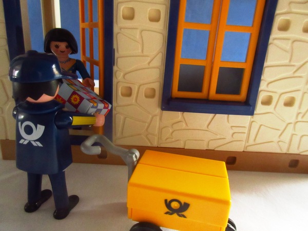 It's the Christmas season for the Playmobil people in our house...