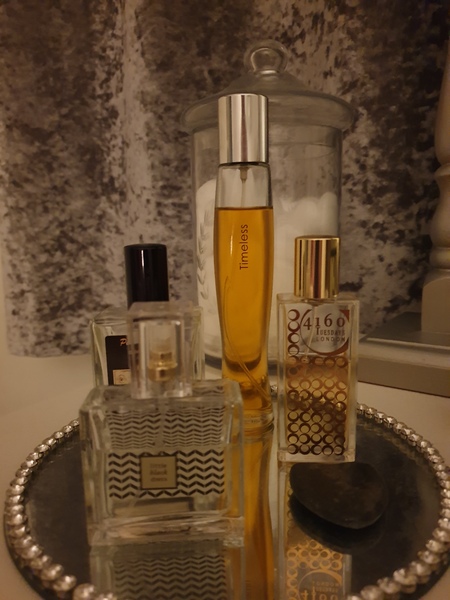 It's cold outside so the lovely friendly perfumistas are by the fireplace, sniffing our scarves and dreaming of the desert