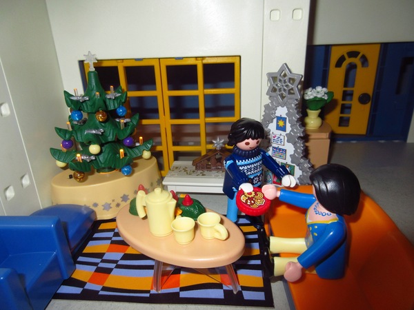 It's the Christmas season for the Playmobil people in our house...