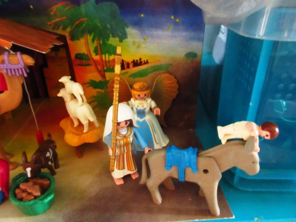 It's the Christmas season for the Playmobil people in our house...