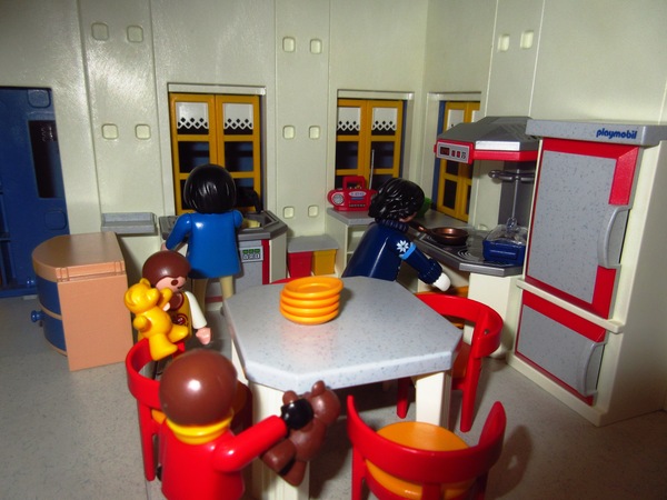 It's the Christmas season for the Playmobil people in our house...