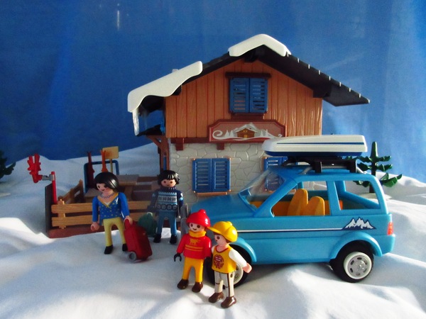 It's the Christmas season for the Playmobil people in our house...