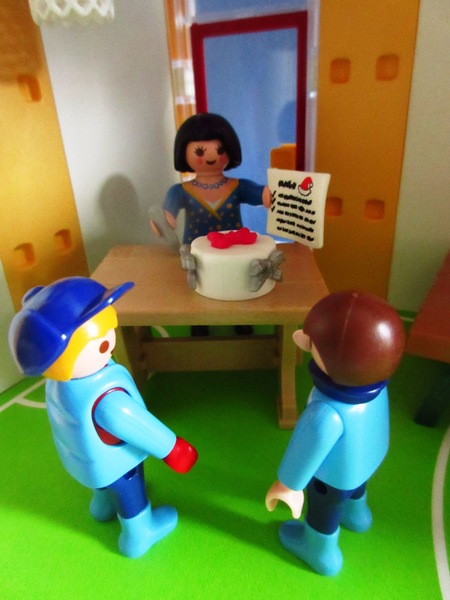 It's the Christmas season for the Playmobil people in our house...