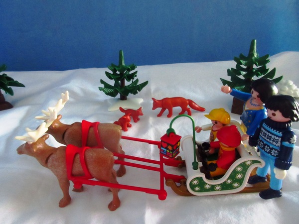 It's the Christmas season for the Playmobil people in our house...