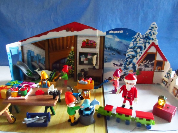It's the Christmas season for the Playmobil people in our house...