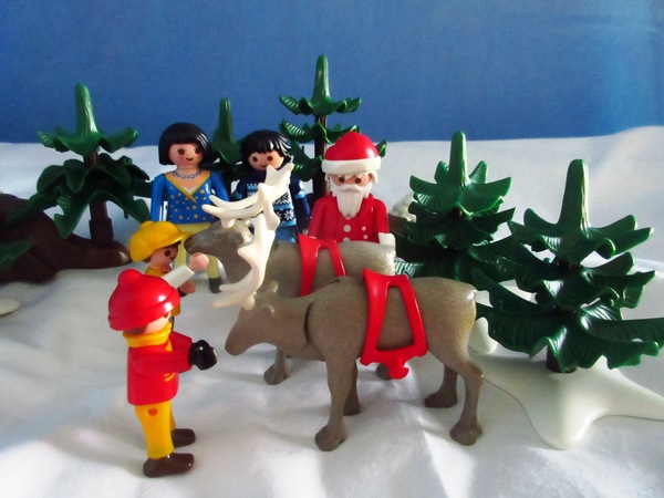It's the Christmas season for the Playmobil people in our house...