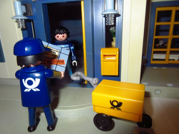 It's the Christmas season for the Playmobil people in our house...