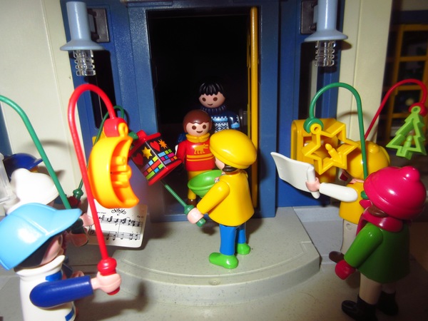 It's the Christmas season for the Playmobil people in our house...