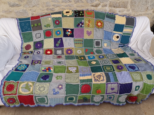 Woolly Hugs. We need your help. We are making a blanket for the family of the wonderful Oldsilver.