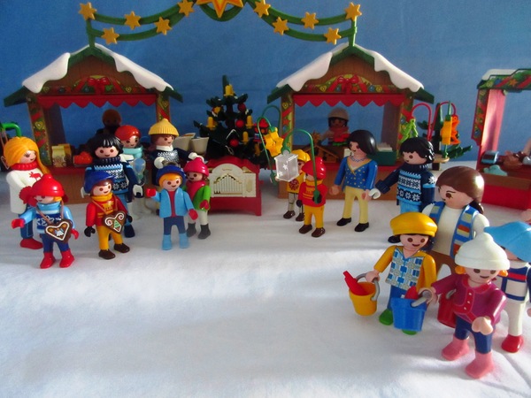 It's the Christmas season for the Playmobil people in our house...