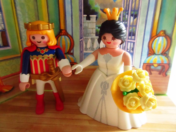 It's the Christmas season for the Playmobil people in our house...