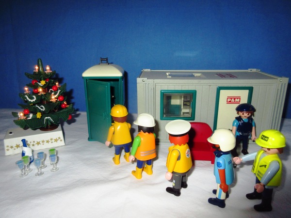 It's the Christmas season for the Playmobil people in our house...