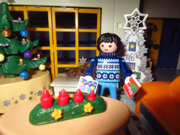 It's the Christmas season for the Playmobil people in our house...