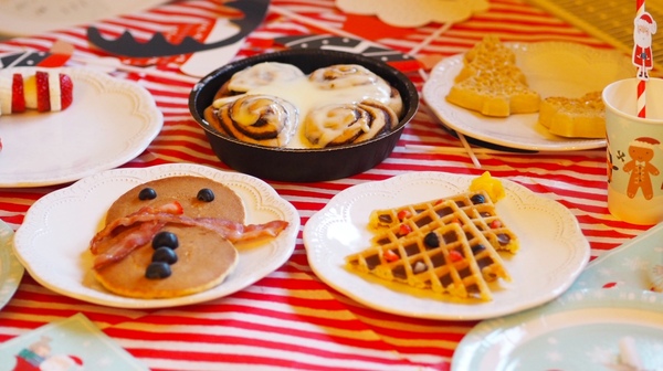 Who does a Christmas/North pole breakfast on the 1st?