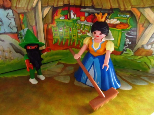 It's the Christmas season for the Playmobil people in our house...
