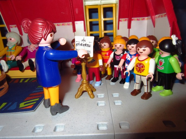 It's the Christmas season for the Playmobil people in our house...