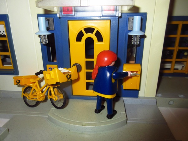 It's the Christmas season for the Playmobil people in our house...
