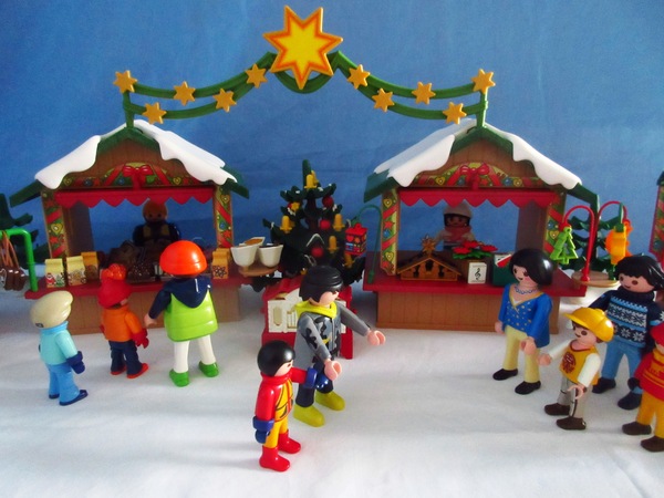 It's the Christmas season for the Playmobil people in our house...