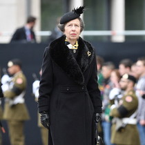 What are the main identifiers of those who describe themselves as lower middle classes?