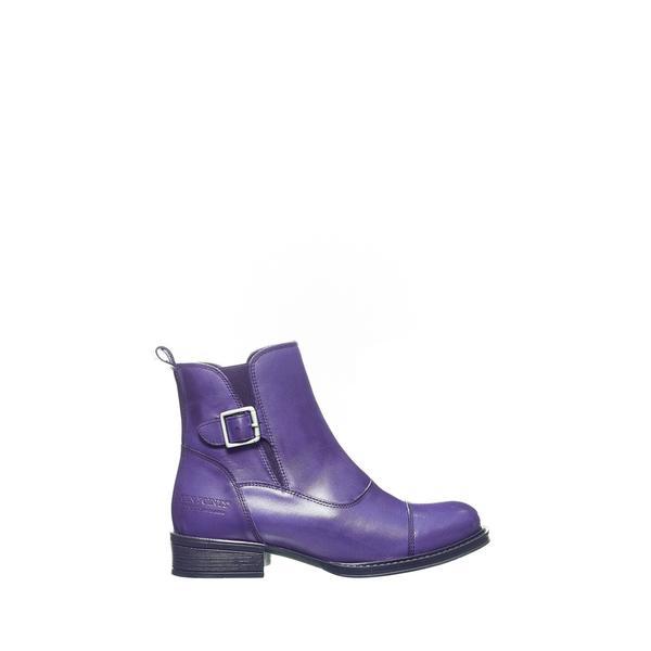 The impossible search? Flat, leather, smart boots