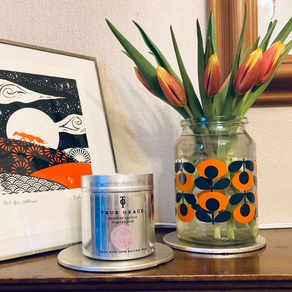 It's cold outside so the lovely friendly perfumistas are by the fireplace, sniffing our scarves and dreaming of the desert