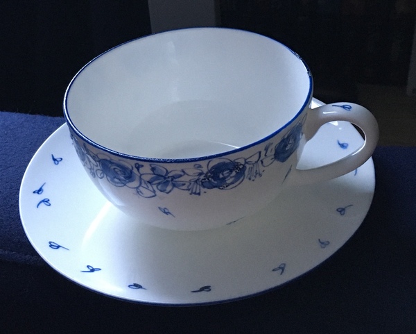 Dinner sets should be white and white only.  AIBU?