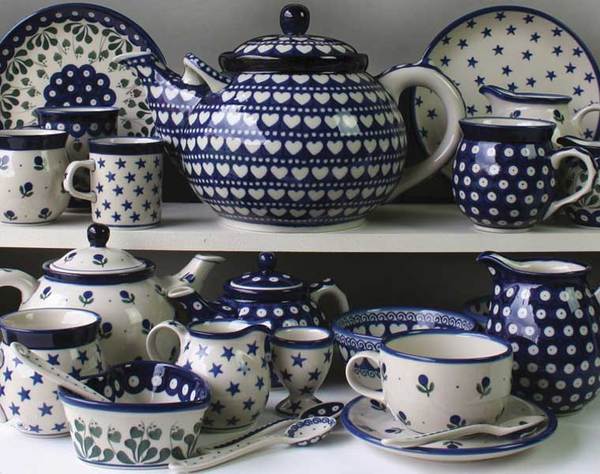 Dinner sets should be white and white only.  AIBU?