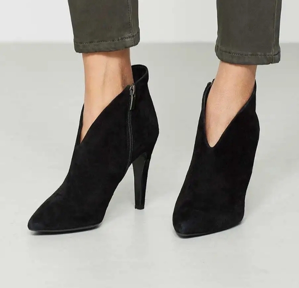 What style shoe for this dress?