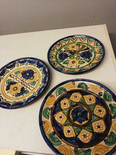 Dinner sets should be white and white only.  AIBU?