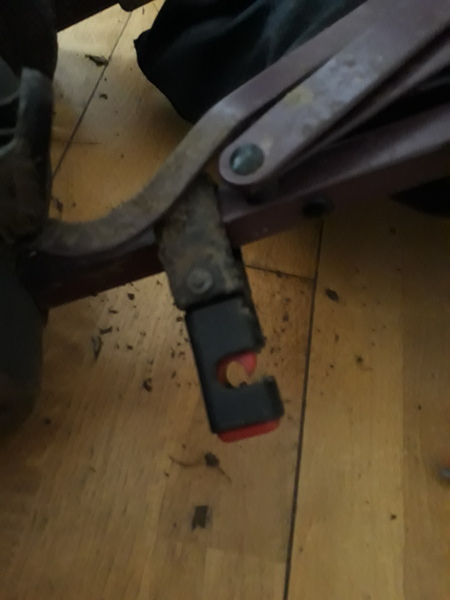 How on earth do I get buggy board connectors off?
