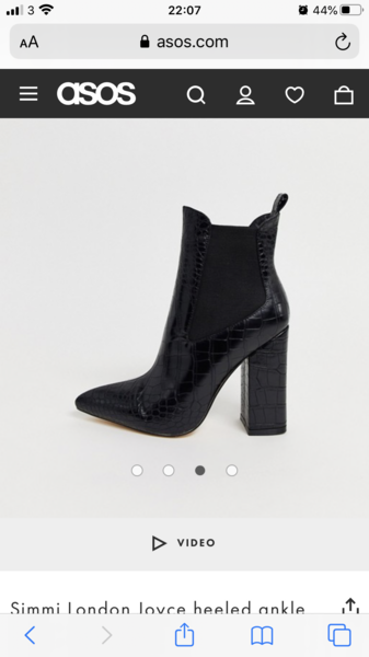 What style shoe for this dress?