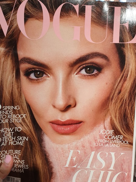 Can anyone recommend a lipstick that is a similar shade to the one worn by Jodie Comer in this photo??