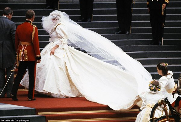 Royal style: Max and Wax and whacky hats