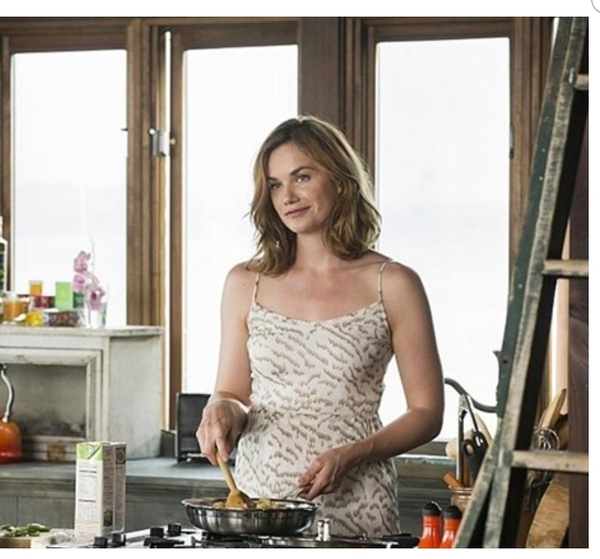 Please tell which actress this is - driving me crazy!