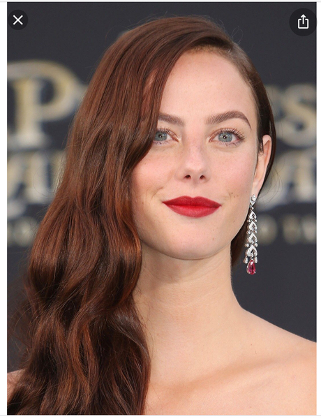 Please tell which actress this is - driving me crazy!