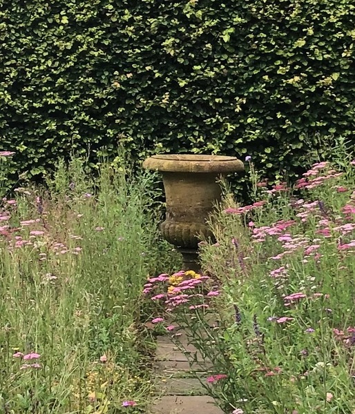 Gert big urn