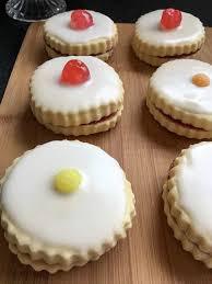 Should empire biscuits have smooth or scalloped edges?