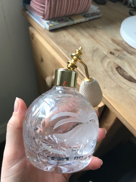How do I actually use a perfume squirter?