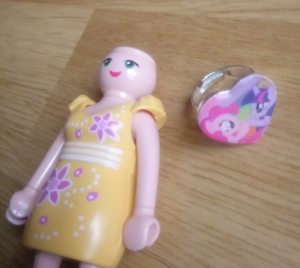 Anyone fancy another round of "what has it got in it's pockestses"?