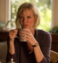 Please tell which actress this is - driving me crazy!
