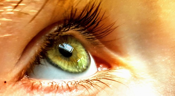 Properly violet or green eyes?