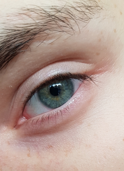 Properly violet or green eyes?