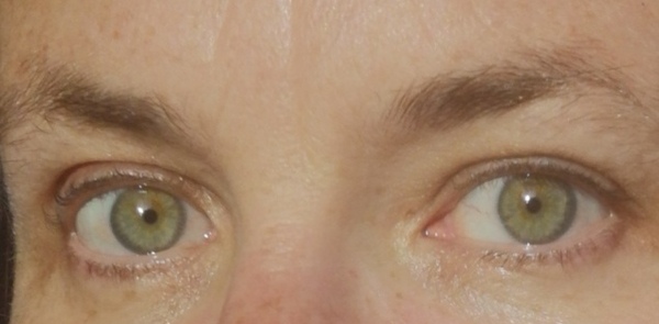 Properly violet or green eyes?
