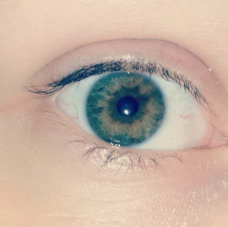 Properly violet or green eyes?