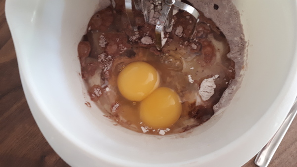 what is the deal with white eggs?