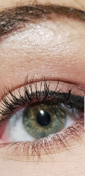 Properly violet or green eyes?
