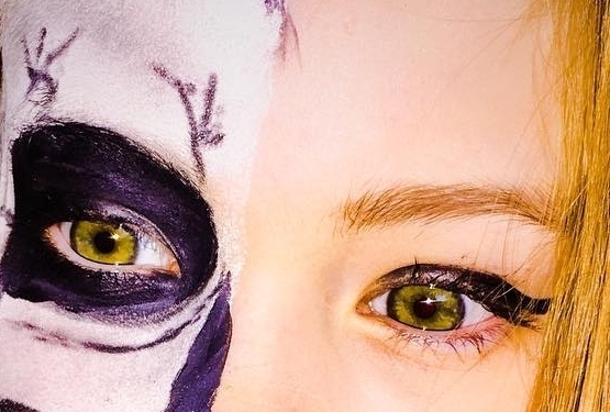 Properly violet or green eyes?